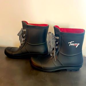 Tommy Hilfiger snow boots new with tags size 9 women’s